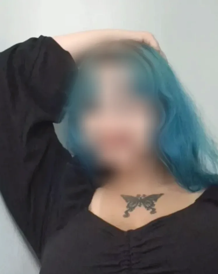 Julia, 22