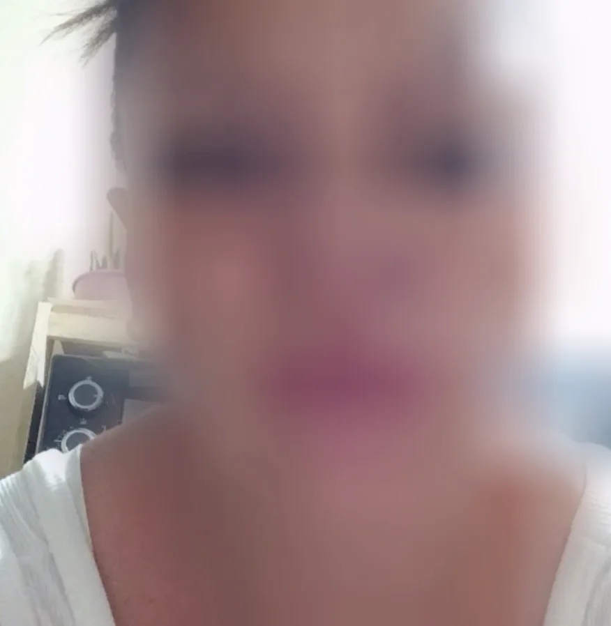 Zoe, 37
